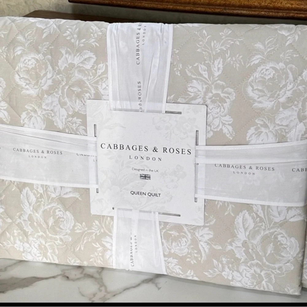 Cabbages & Roses London Tan/beige Floral Queen Quilt. 90” x 90”. 200 thread ct.
